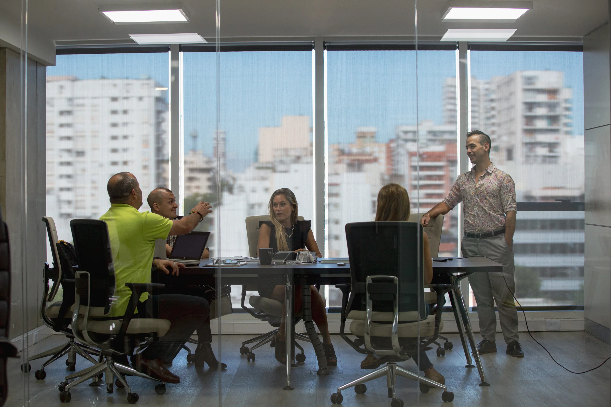 Sebastian Magrinelli en una reunión de equipo